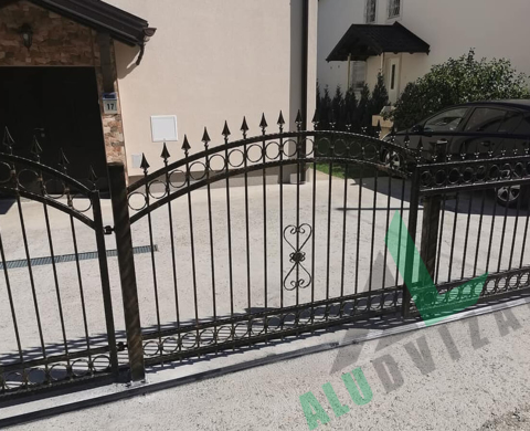 Dvorišna ograda
