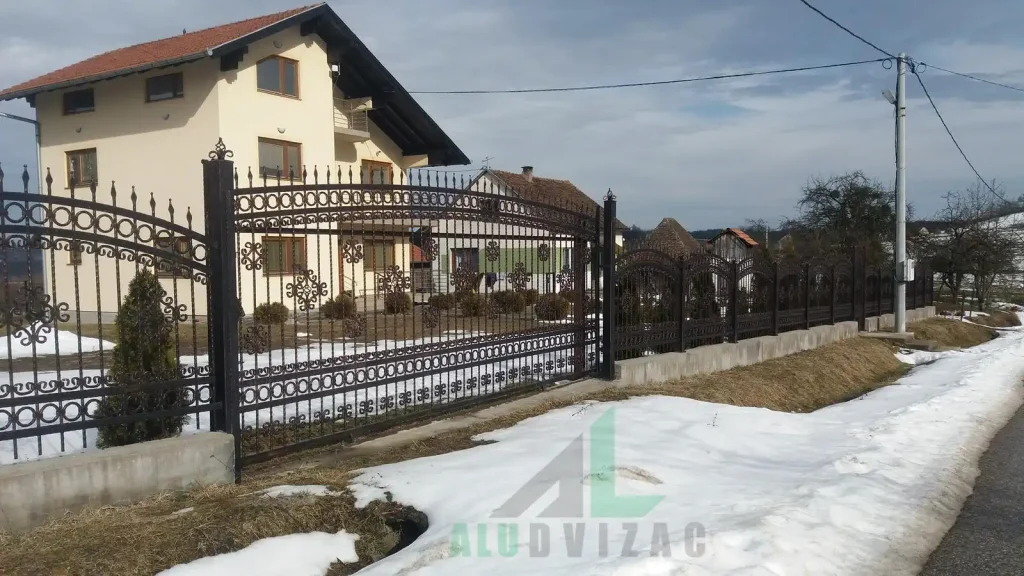 ograda oko porodične kuće - kovane ograde